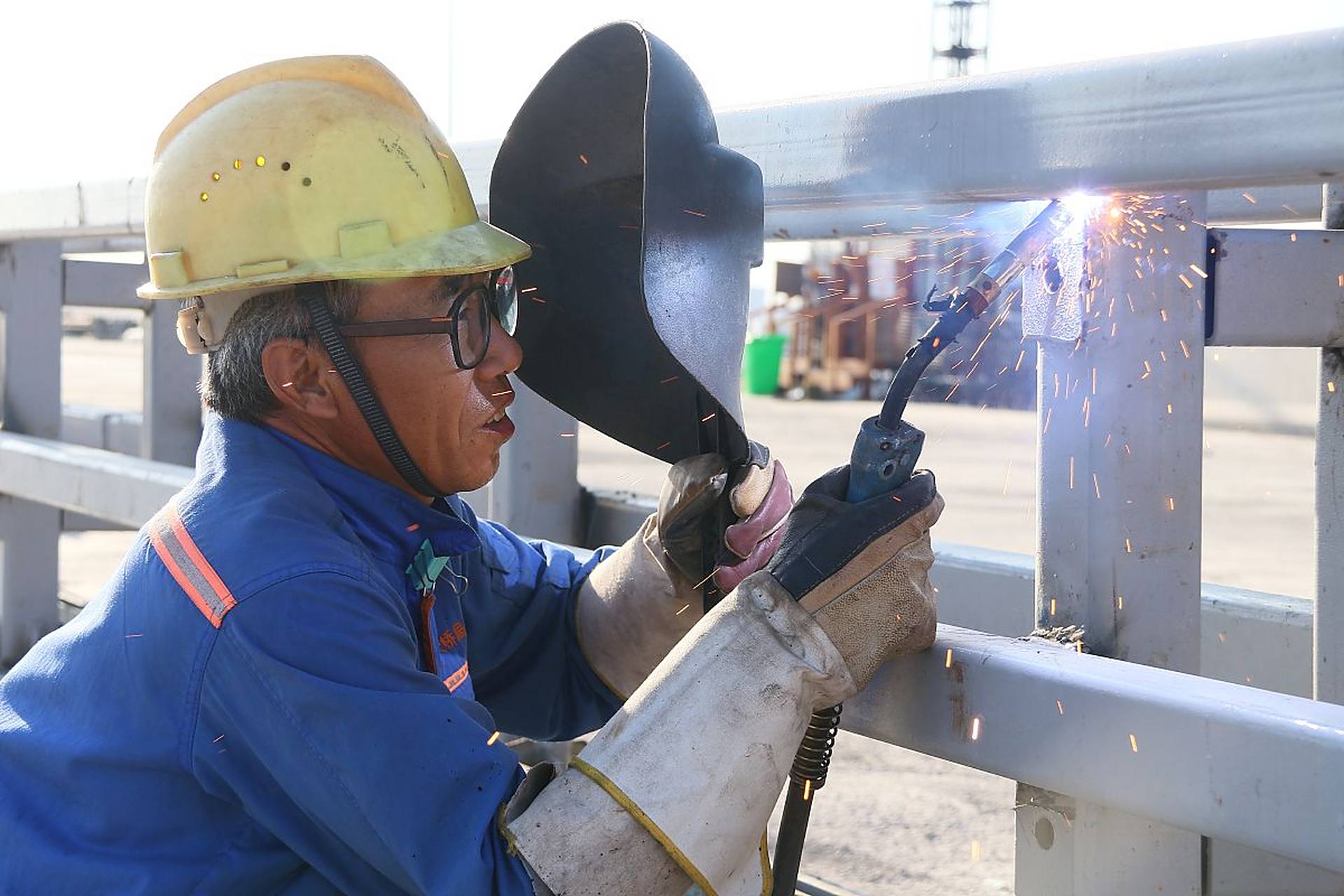 建筑工地焊工的工资真的高,但是都是些体力活,别看焊工工资高,要看