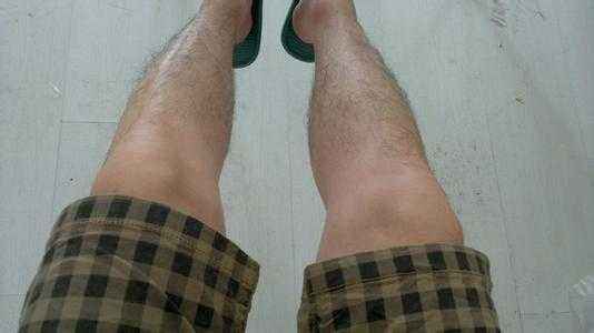 男性腿毛少是身体"发育慢"吗?别乱猜了!可能与这2个原因有关