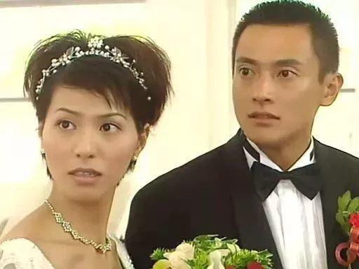 问:魏骏杰妻子出轨港媒做了啥?答:亲自拿出轨照片给他确认! 问:魏骏杰妻子出轨港媒做了啥?答:亲自拿出轨照片给他确认!