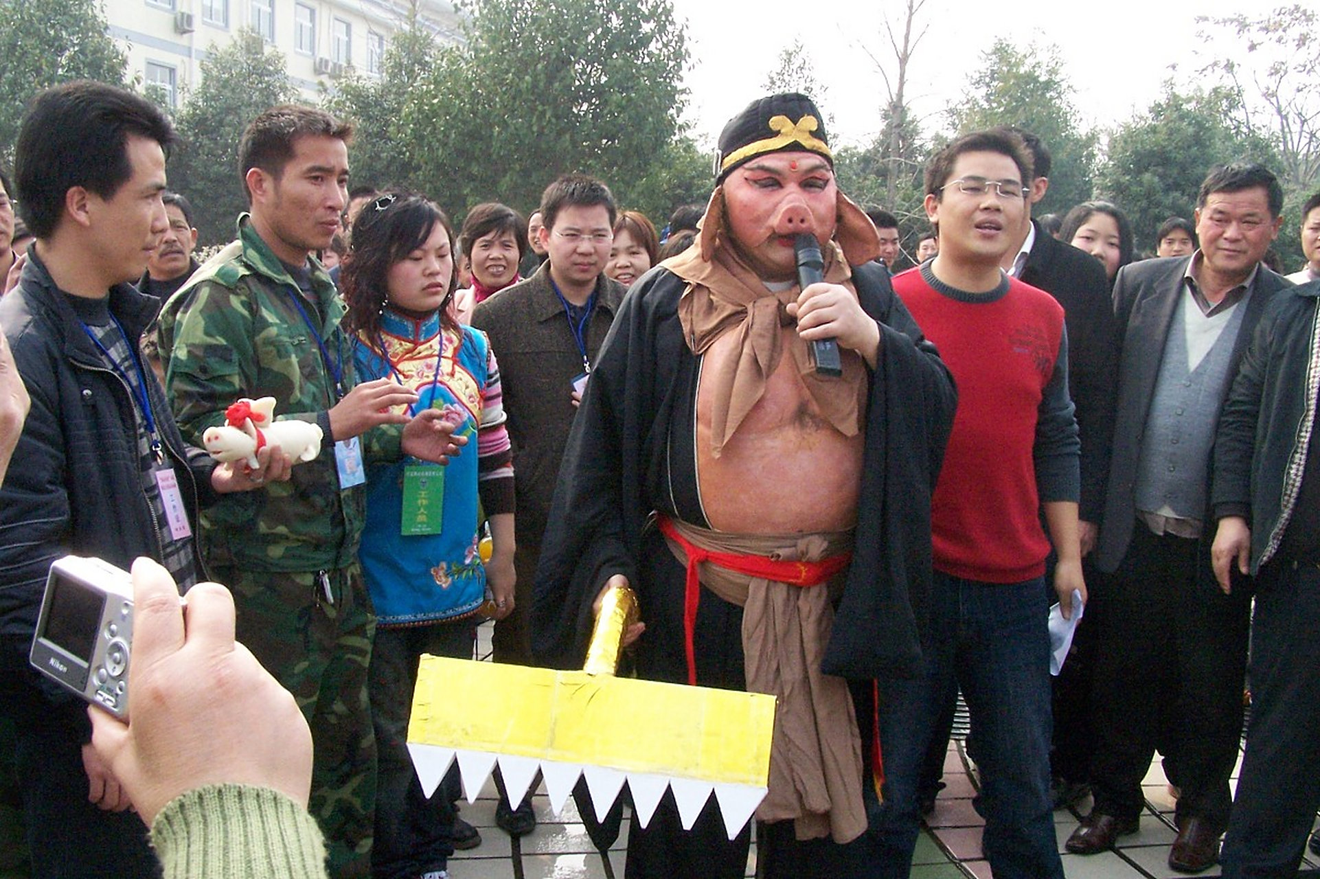 他最出名的故事就是和孙悟空,唐僧,沙悟净一起西天取经的《西游记》.