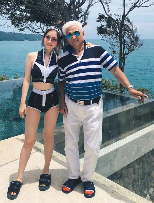 邓紫棋晒和外公合影 称自己今年有48小时生日
