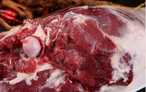 新鲜的羊肉颜色是鲜红色.