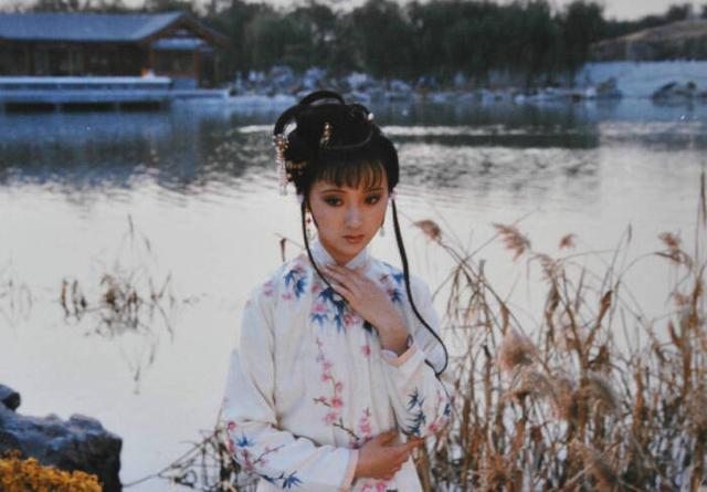 红楼梦黛玉葬花 baijiahao.baidu.com