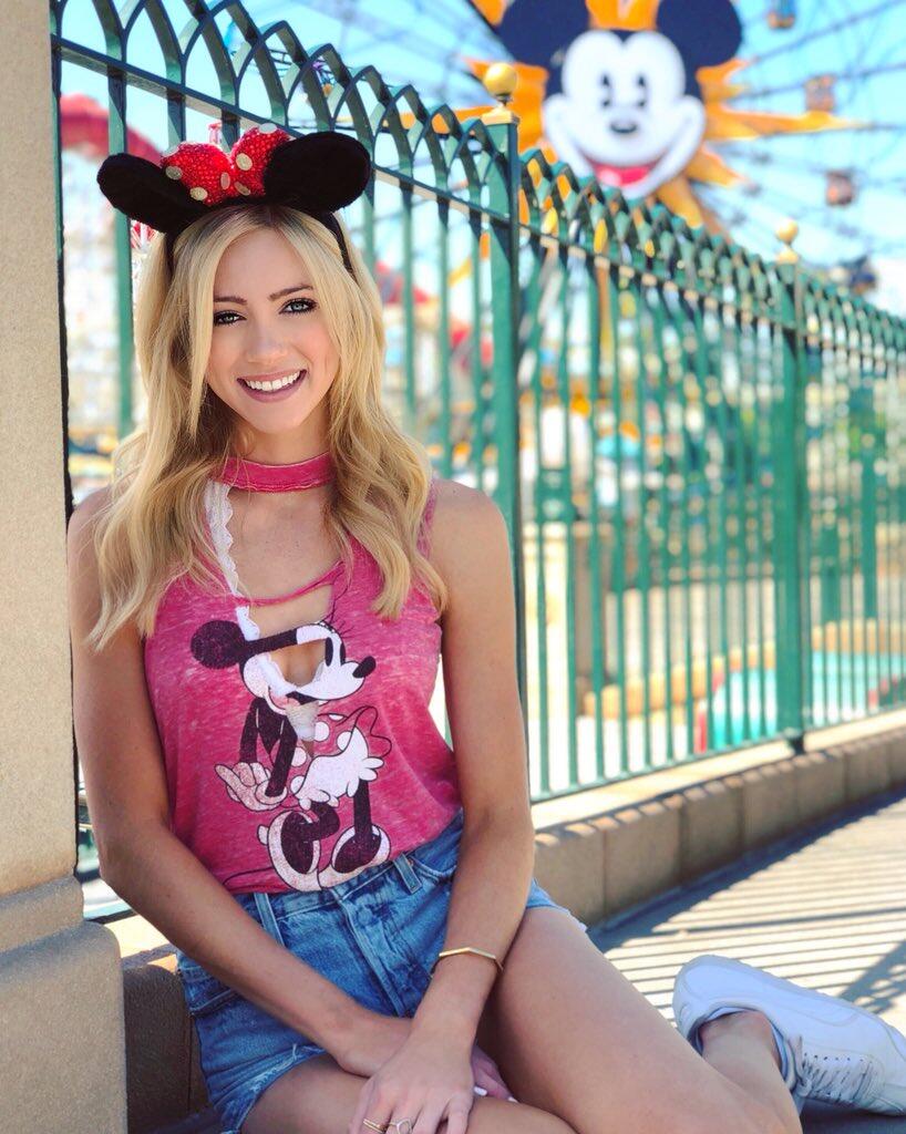 父女温馨时光!霍纳塞克和女儿共进晚餐