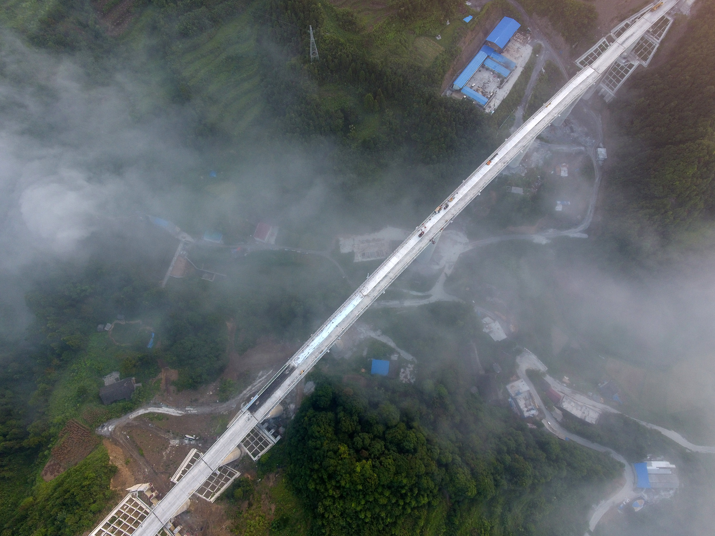 湖南湘西:黔张常铁路西湖冲特大桥