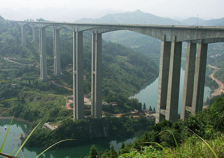 最后,马水河特大桥还是世界"梁式桥梁"的第一高桥,其高度达到了219米