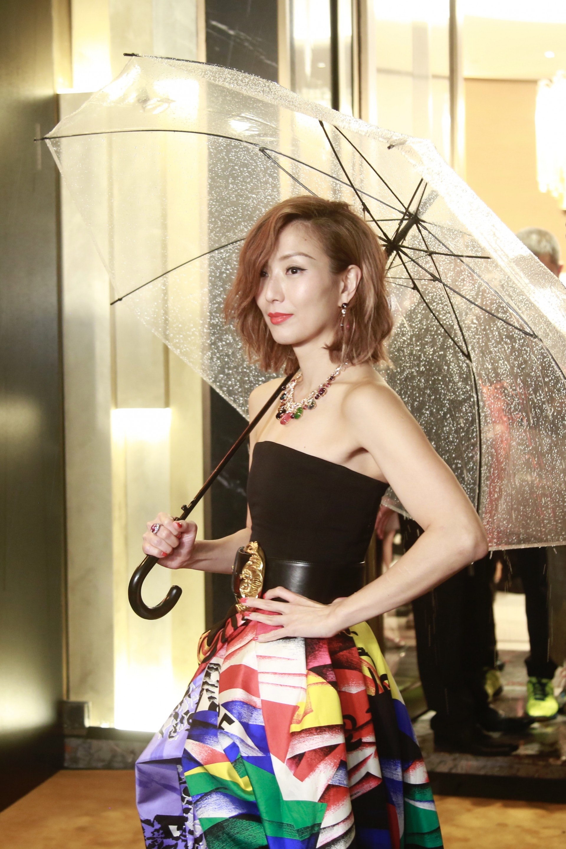 关于开show的问题,郑秀文亦透露公司会向红馆入纸申请开演唱会,不过