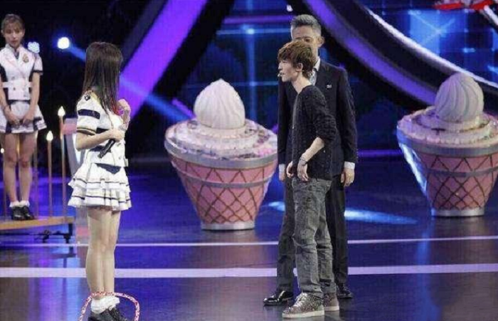 鞠婧祎身高159,郭敬明身高155,两人同框后真实身高一望即知