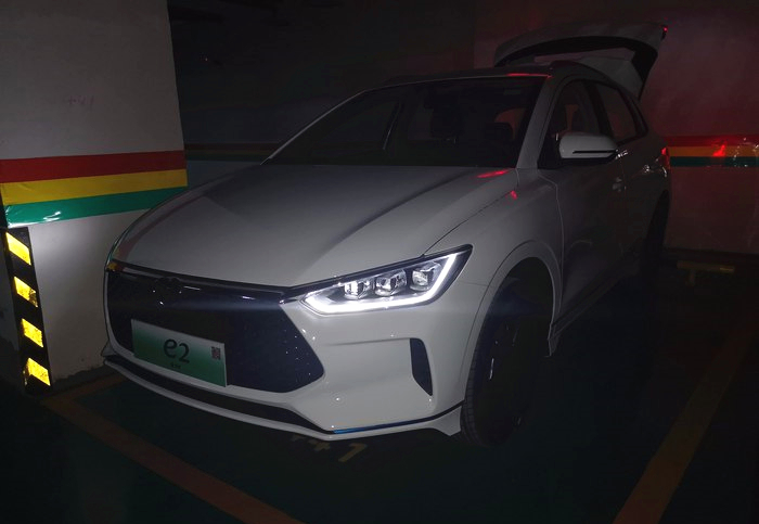 地下车库实拍比亚迪e2,9万块的车灯光堪比奥迪,从此无惧远光狗