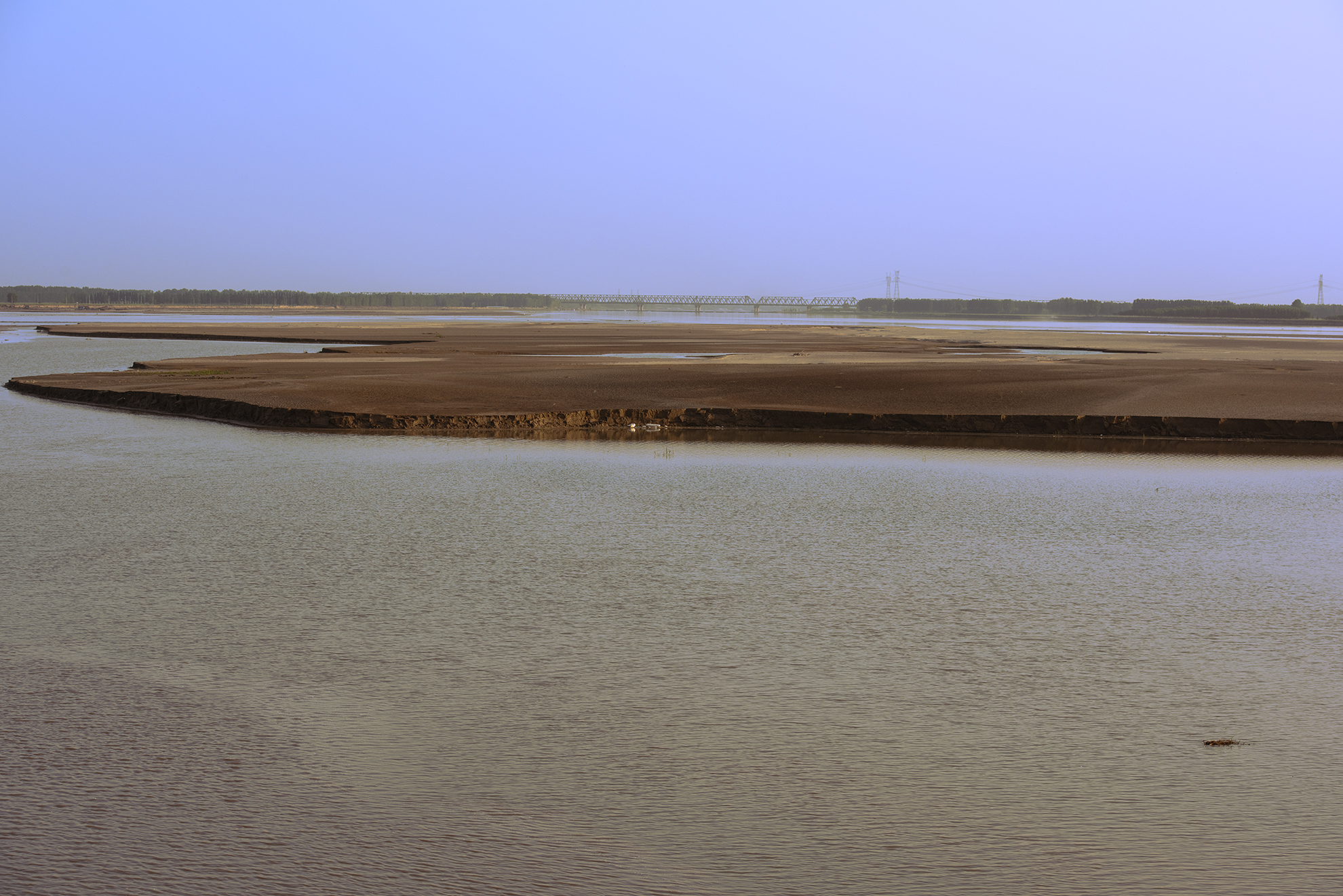 东明黄河大桥位于山东省菏泽市西北,右侧是山东省东明县,左侧是河南省