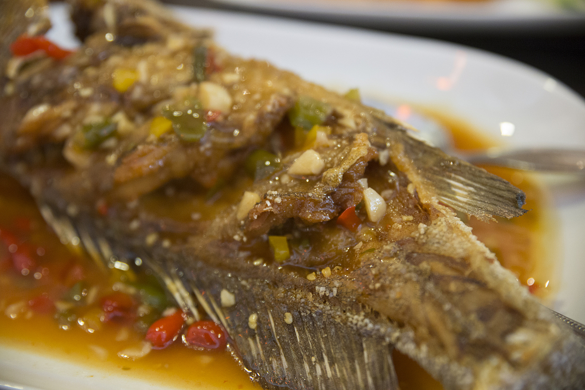 红烧鲈鱼是一道色香味俱佳的家常菜,烹饪过程需细致入微.