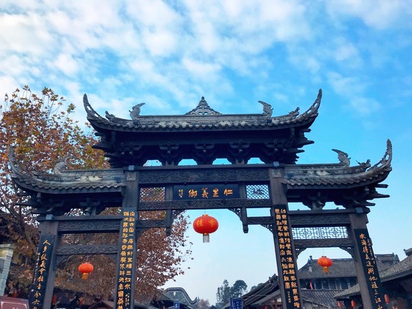 进入古镇大门就是一条笔直的古镇主要街道,名为麒麟街.