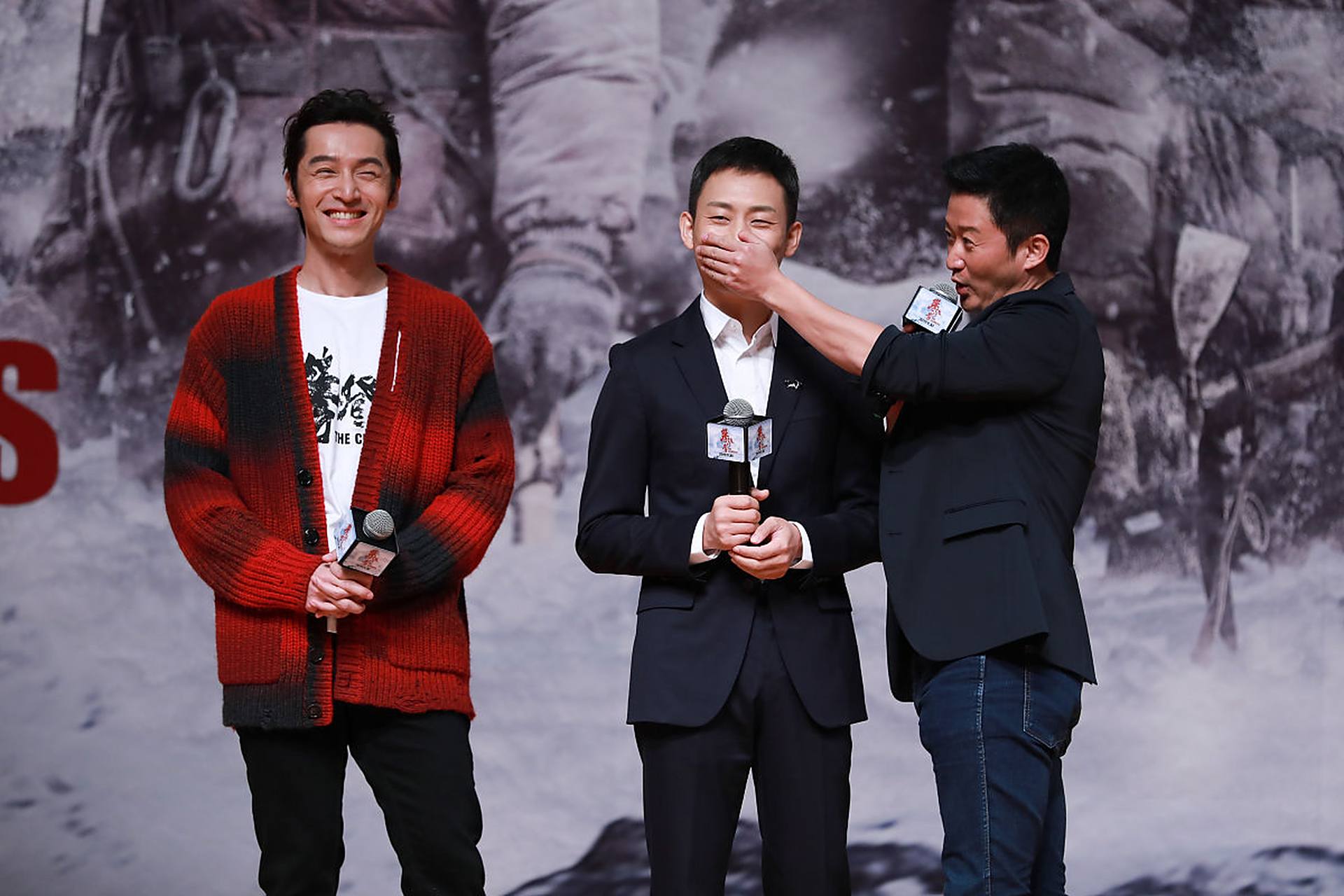 张译,这位备受瞩目的演员,近期因为在南极拒绝与网红合影而引发了一场