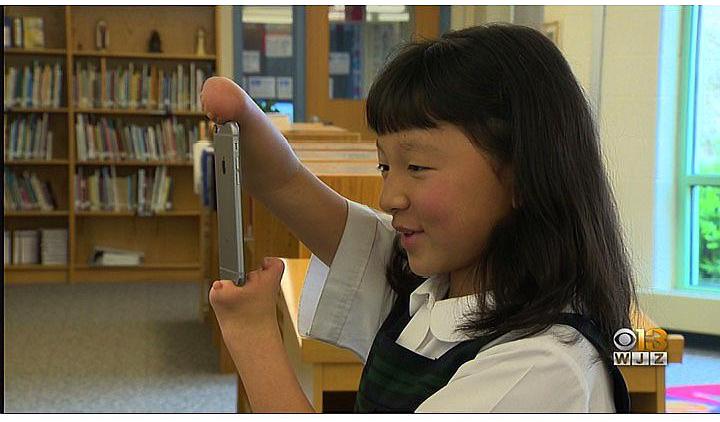 无手华裔女孩赢得美国书法大奖,教会孩子尊重每一个人