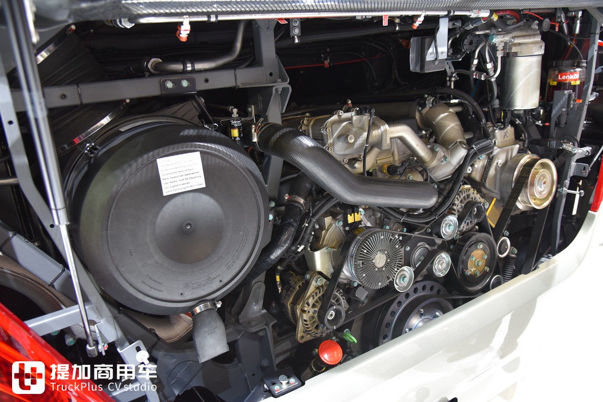 有独立卫生间,全景大天窗,还能挂拖车,尼奥普兰超豪华大巴实拍