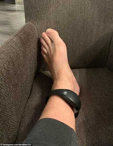 本特纳展示戴电子脚铐:这样的情况本不该发生