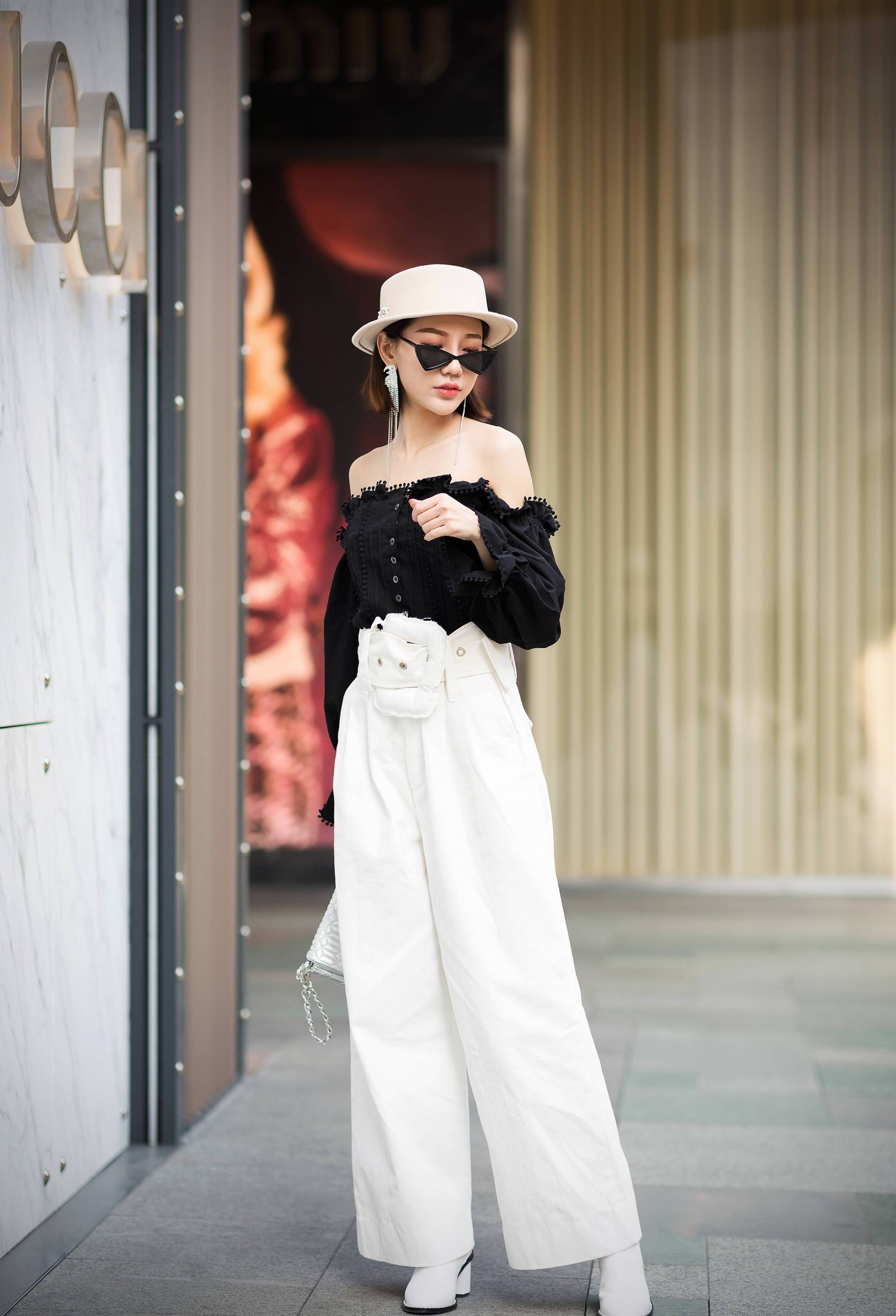 美女身穿一字领上衣,尽显小香肩