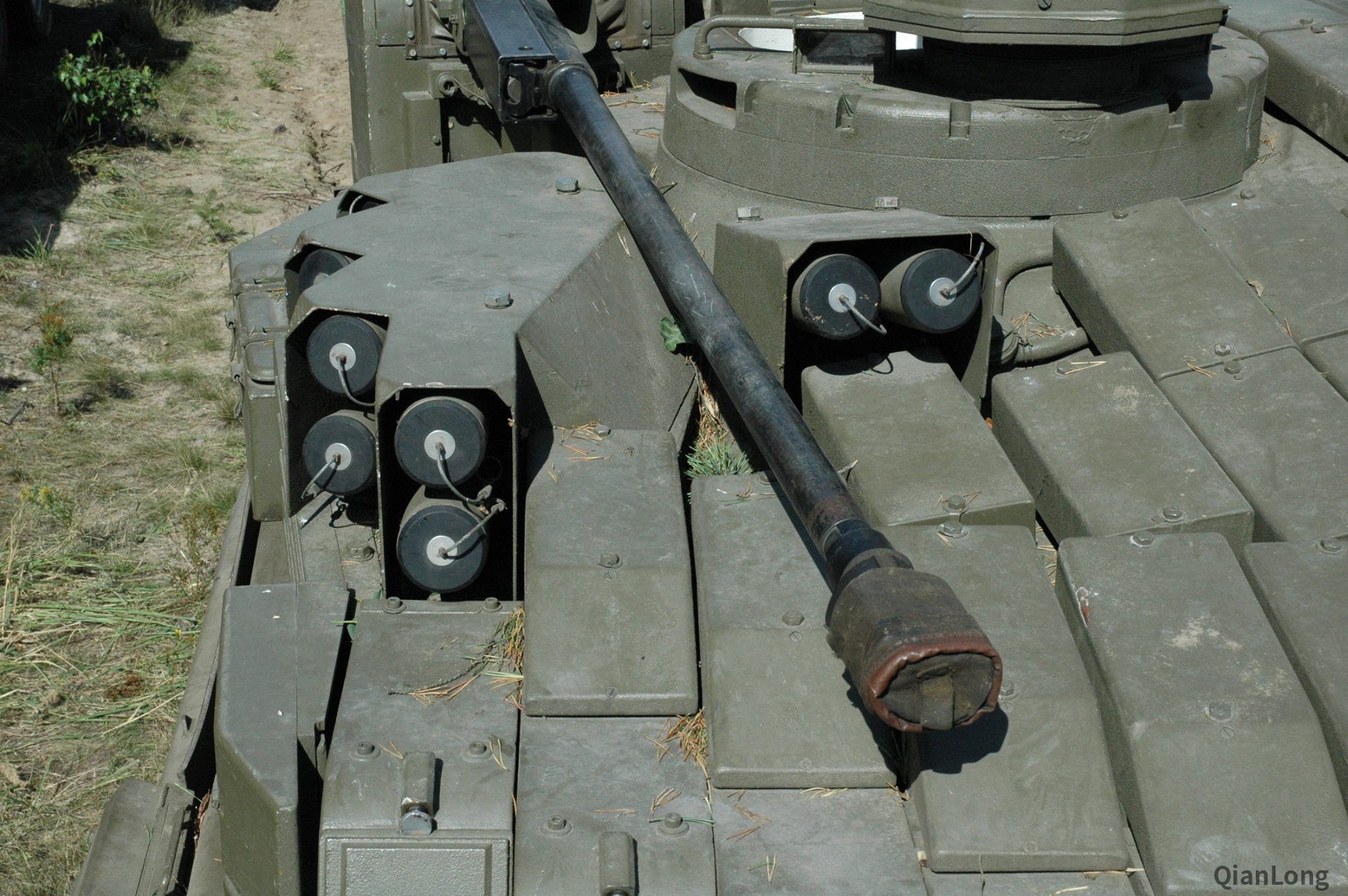 02.近距离看t-72m2改进型坦克上搭载的30毫米机关炮.