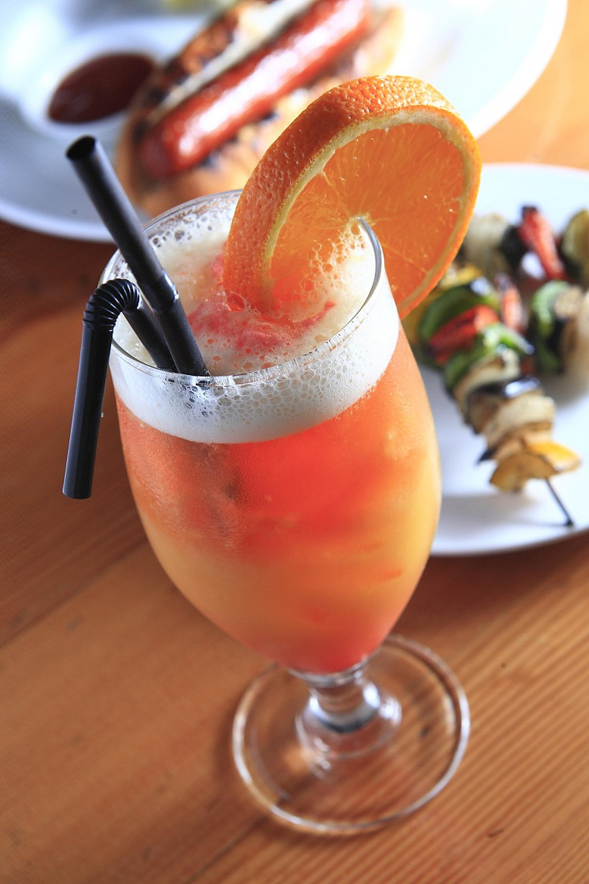 西瓜香橙汁 原料 西瓜300克,香橙1个. 调料 冰块适量.