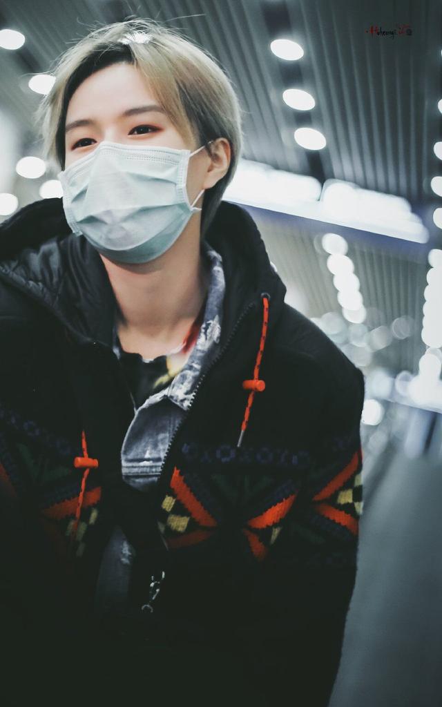 "星耀女神"好特别,歌手杨芸晴素颜现身机场