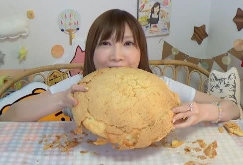 美女吃比脸还大的面包,吹不完想出这一招,网友:这样我也能吃完