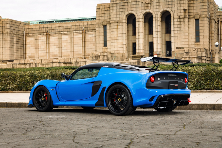 尾部造型,夸张的尾翼搭配微微翘起的臀部造型,又很像一台福特跑车.