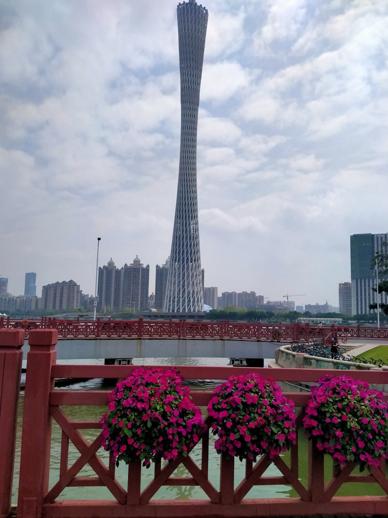 白天的广州塔下半部分