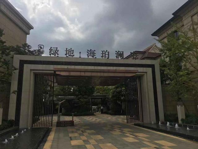 交房两年绿地海珀澜庭成"鬼"盘 这些评论服了