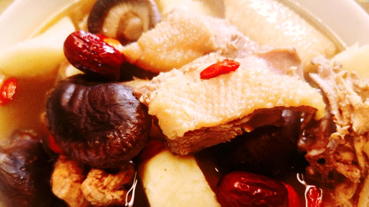 山药香菇炖鸡,滋补营养又健康,女人常喝气色好,冬天暖身又暖胃