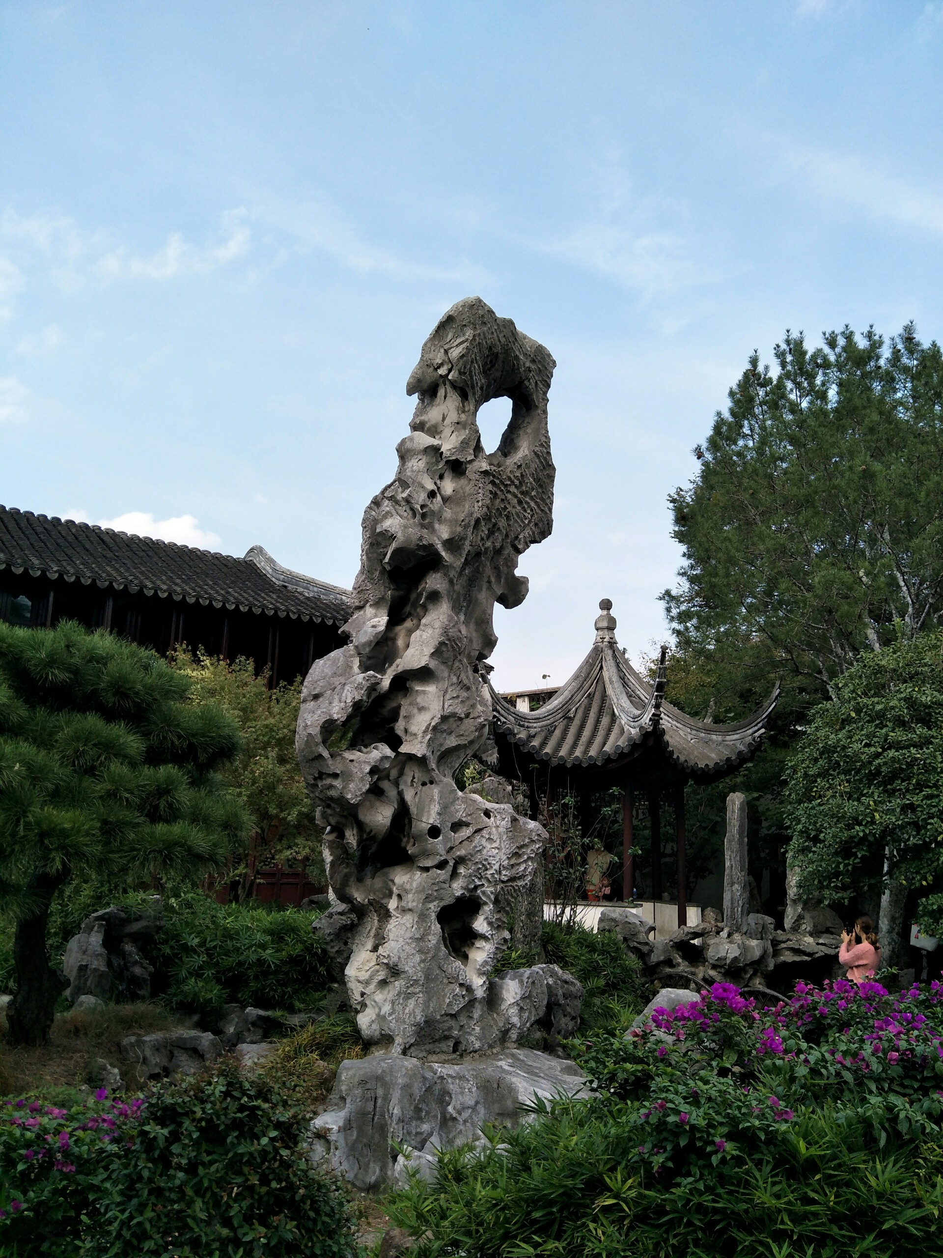 苏州留园的冠云峰,太湖石中的绝品,相传是宋代花石纲遗物