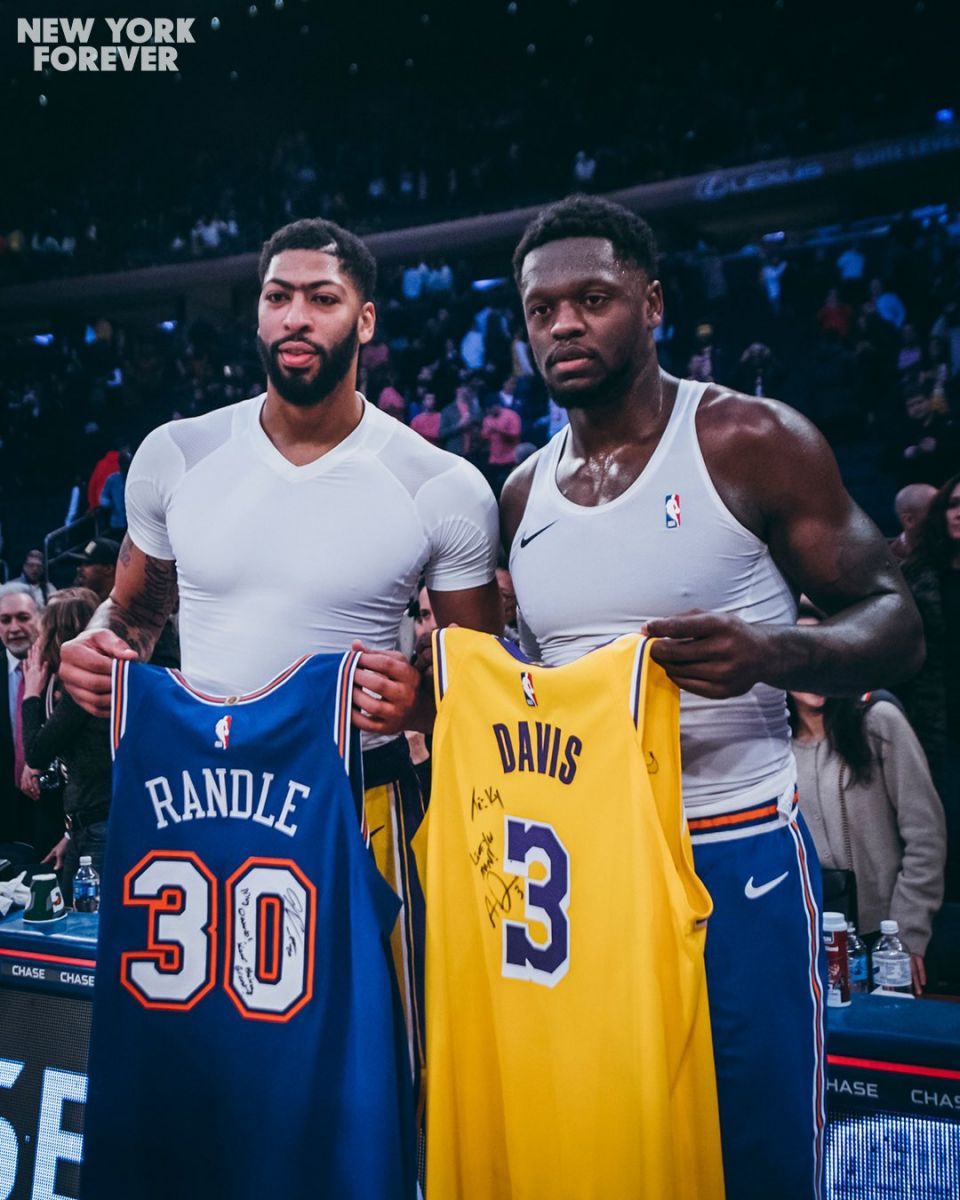 朱利叶斯-兰德尔与安东尼-戴维斯赛后互相交换球衣