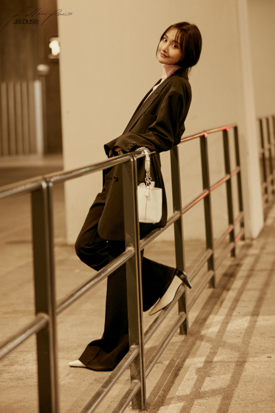 郑爽穿黑色西装亮相时装周 可甜可飒复古风十足