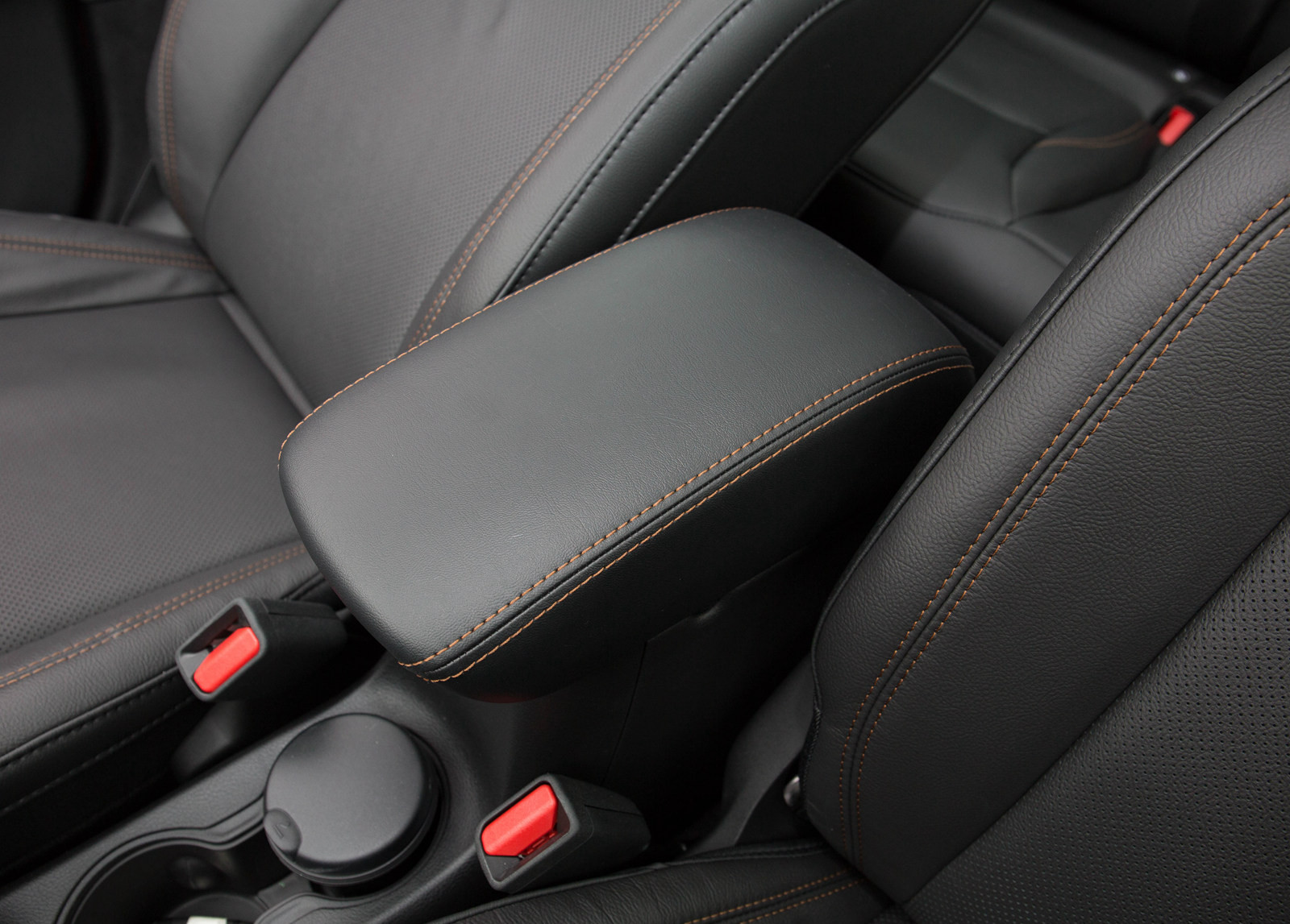 中央扶手的质感很好,使用起来很舒适