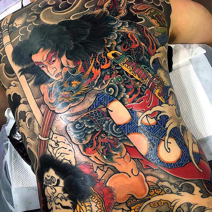 这种传统纹身你说属于日式还是属于中式 其实自己喜欢才最重要哈