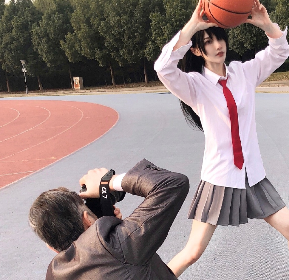 夙胤言生:我穿短裙出门了,看好你的男朋友!网友:摄影师加鸡腿