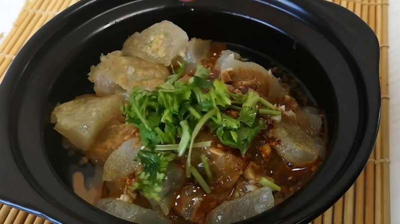 焖子是北方地区传统特色小吃，炒好的焖子晶亮透明，香气扑鼻而来,美食,舌尖上的美食,好看视频