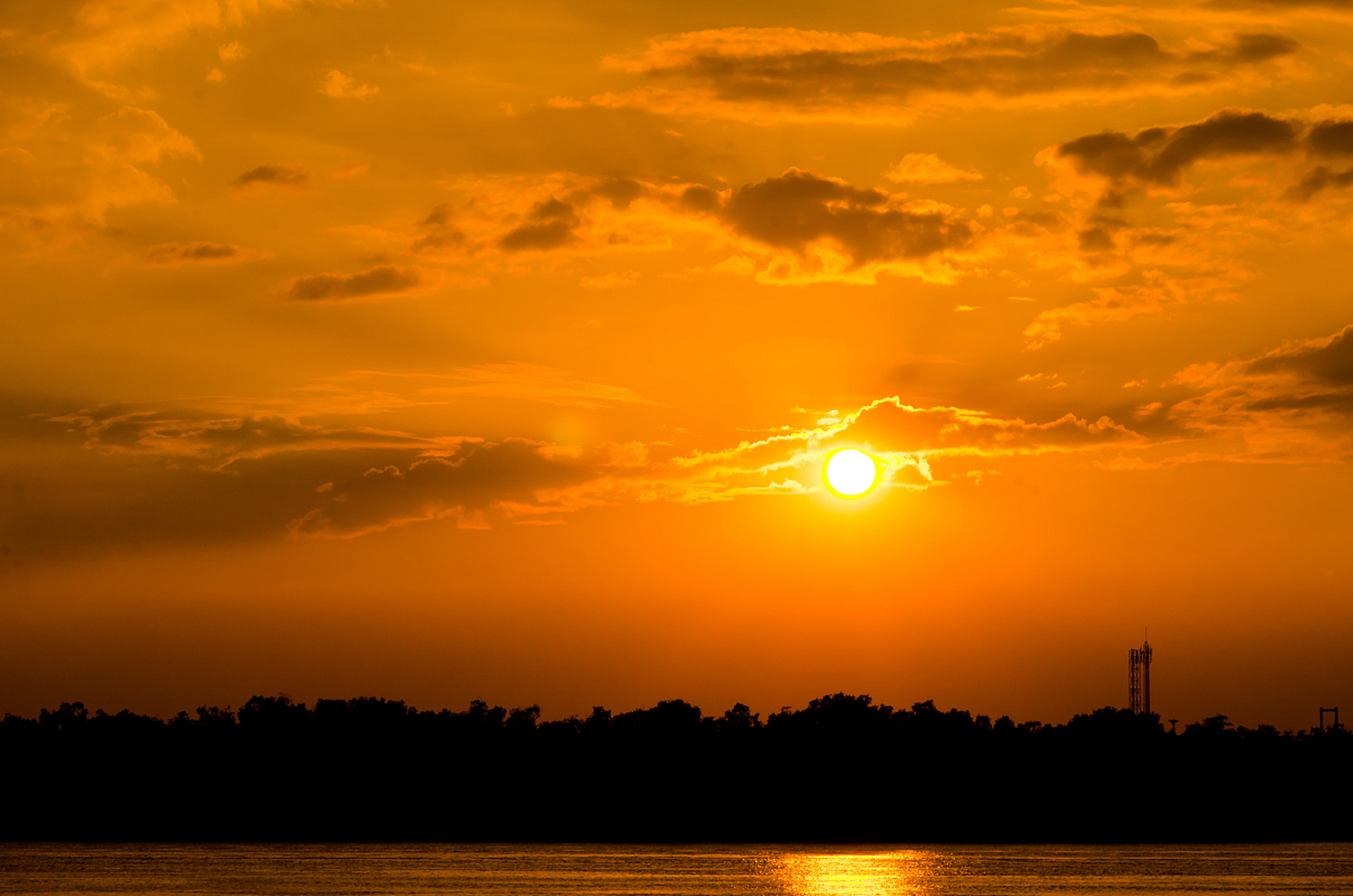 早上出现朝霞可能表示天气不稳定,最好不出门;晚上出现晚霞则预示天气