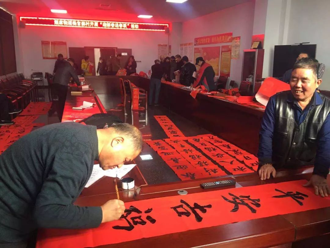 高陵区杨官寨村村民变股东分红领到手 个个笑得合不拢嘴