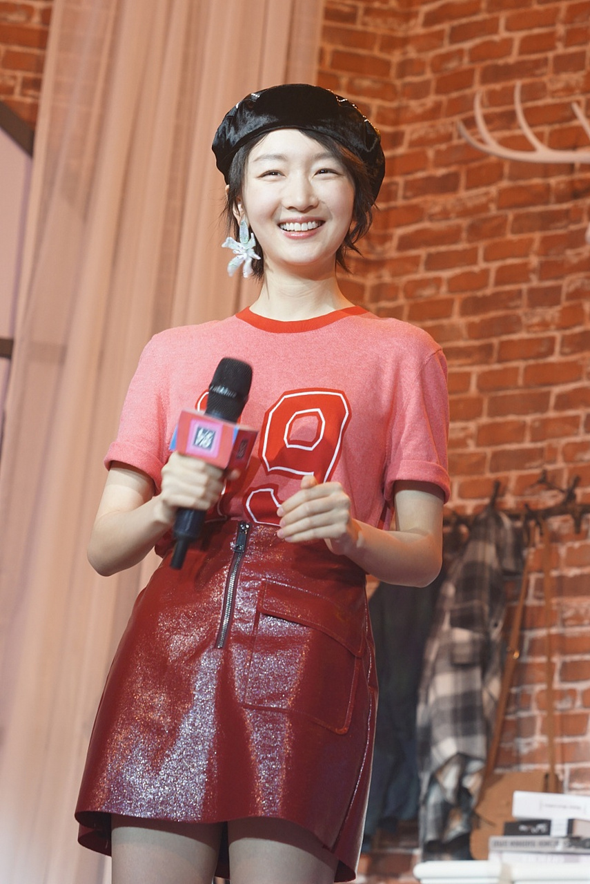 一次,周冬雨和黄渤有一场激情戏,导演突然对周冬雨喊道:你能不能把