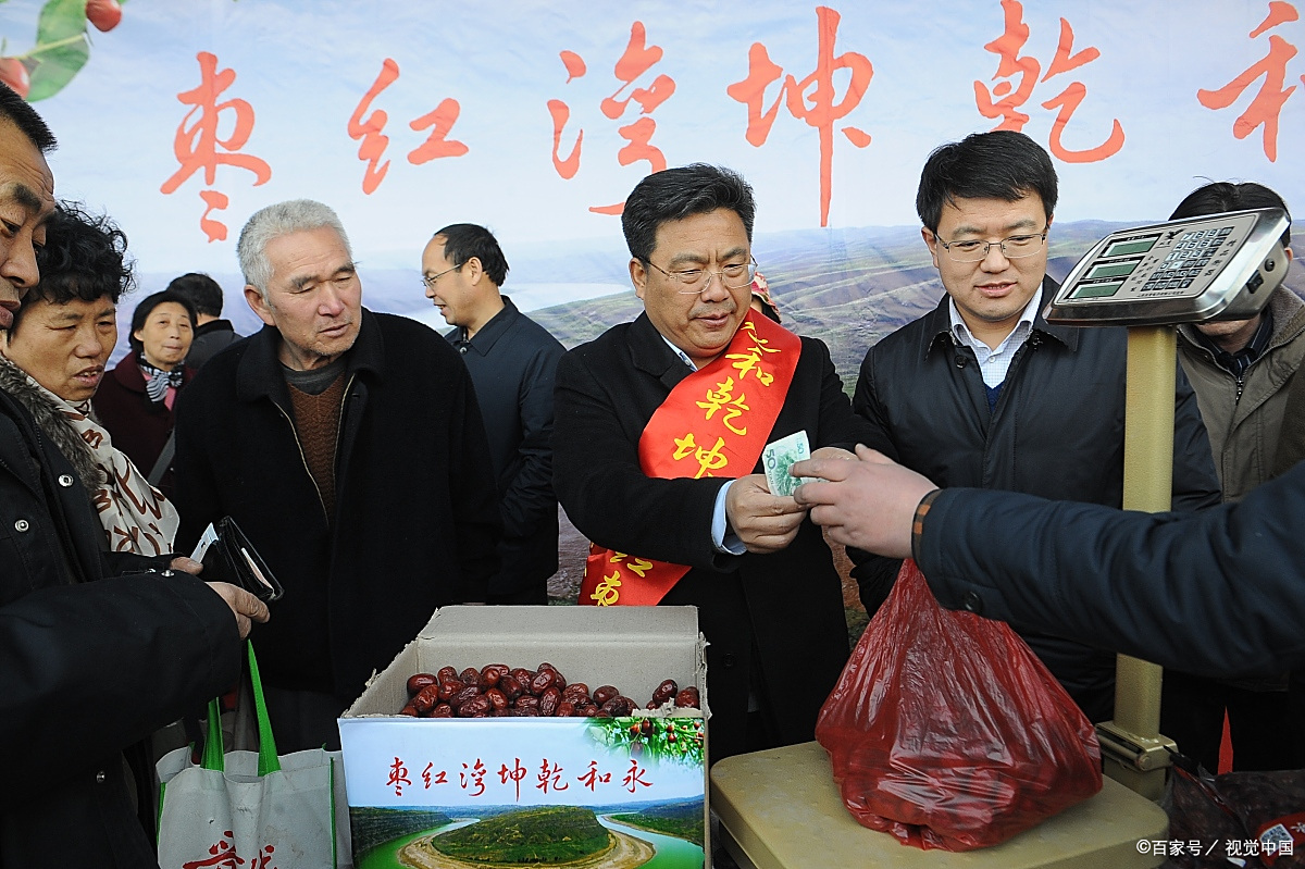 半夜时候,县委书记的手机响了,隐约觉得不好,一看是大姐的电话,就预感