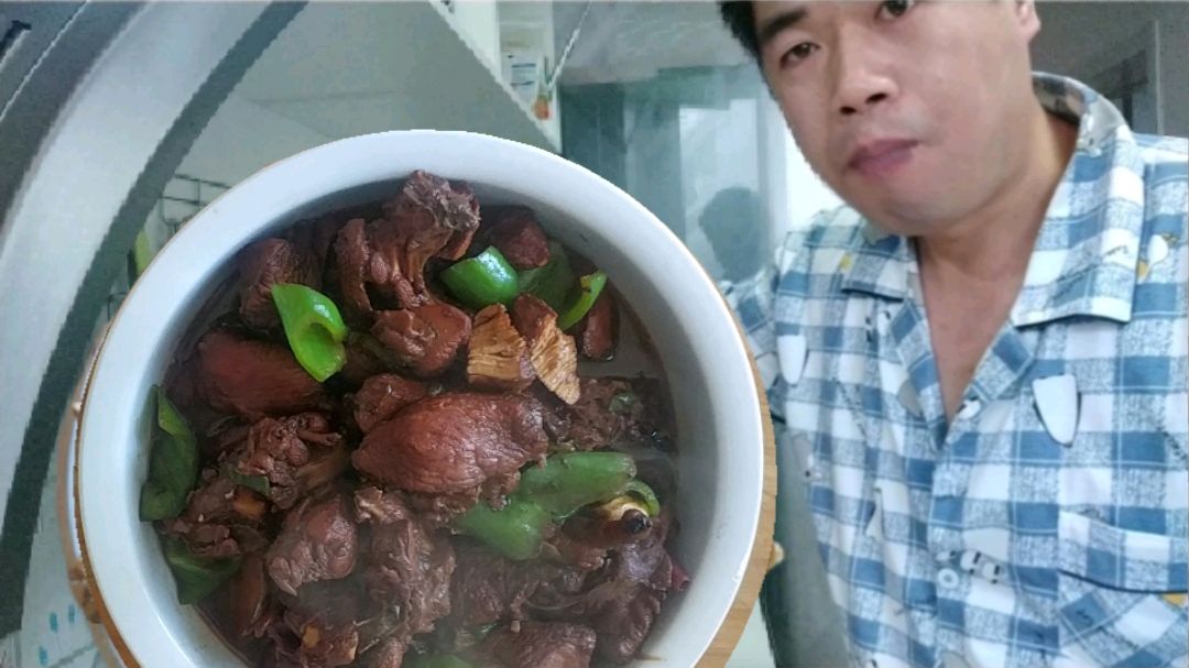 刘哥在家用剩下的半只鸡,做红焖鸡块,味道香浓美了