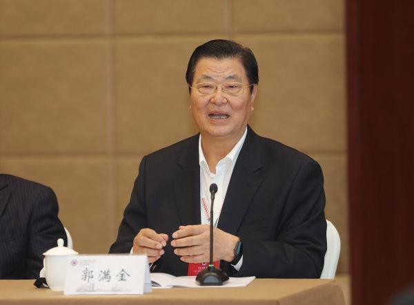 议程1:市委常委,统战部长孟国锋介绍诸暨市经济社会发展情况和宏观