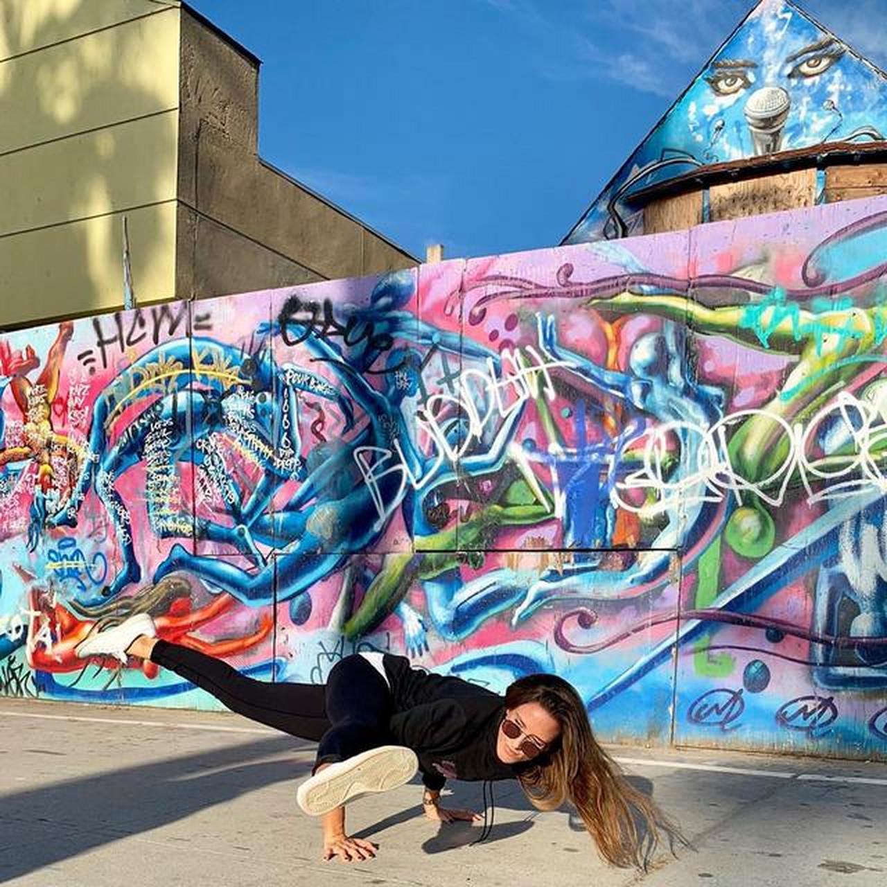 八曲式主要锻炼的就是双腿肌肉和双臂肌肉,此外,它还对于腰腹肌肉有着