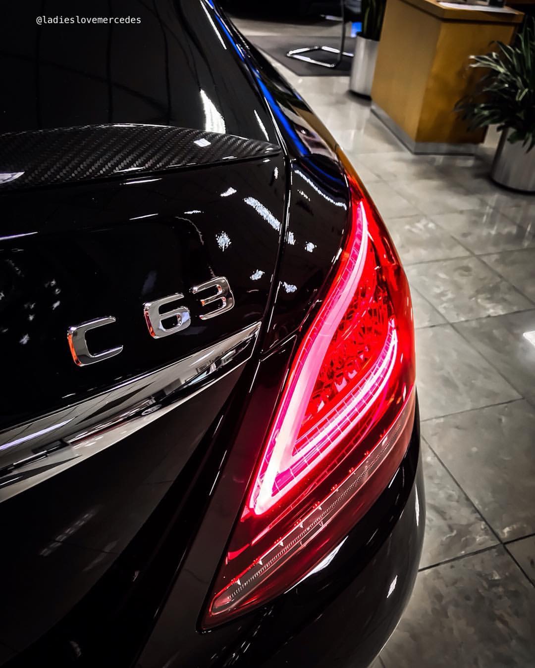 全新改款后的奔驰c63 amg