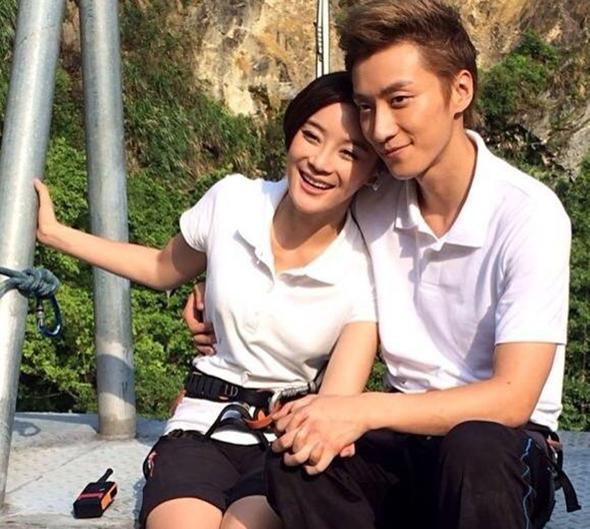 四,乔任梁和赵丽颖的合影,乔任梁用力地拥抱了赵丽颖,有人说从那个