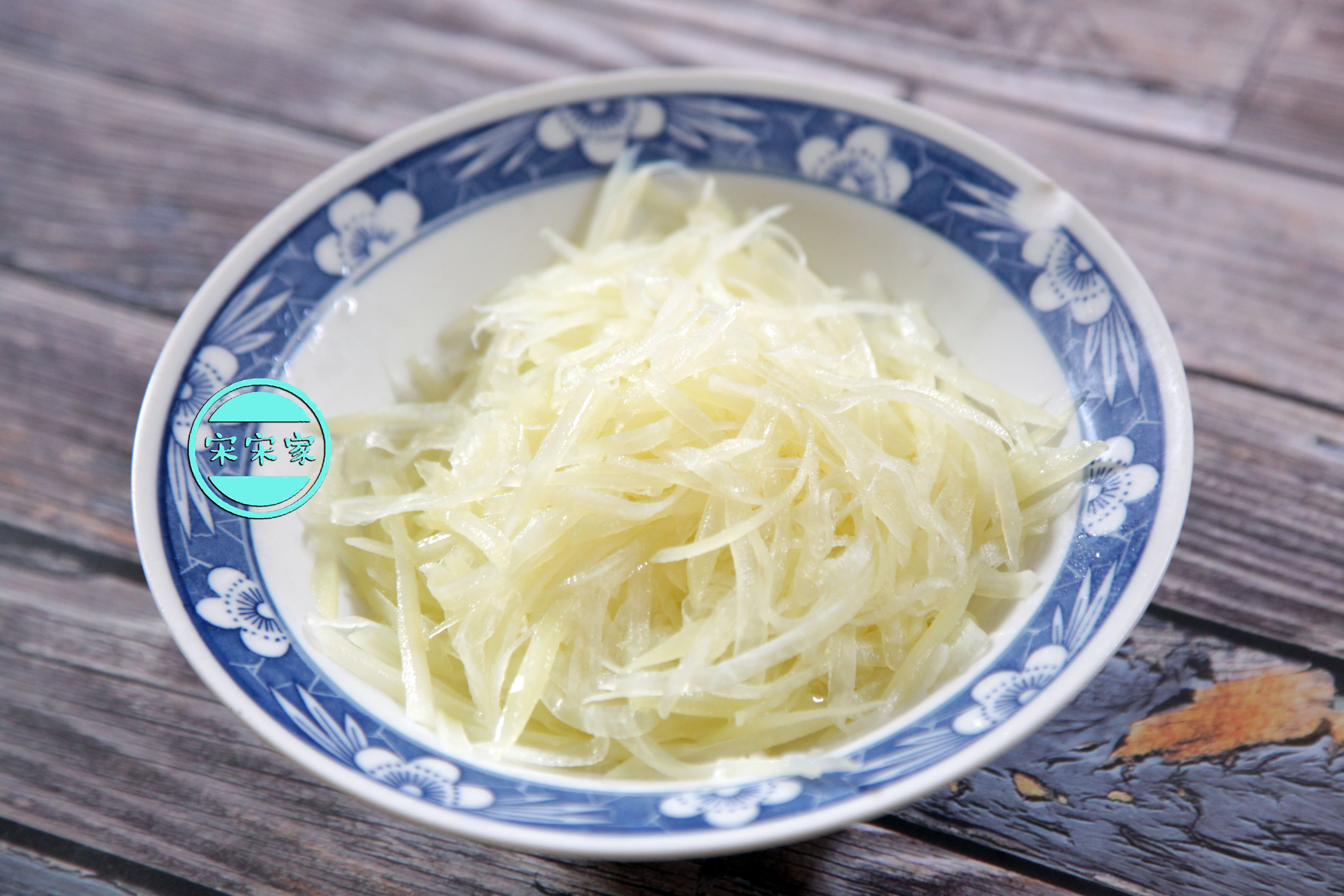 土豆丝选择放在一个深点的盘子里比较合适,一会调制的料汁倒进去不会