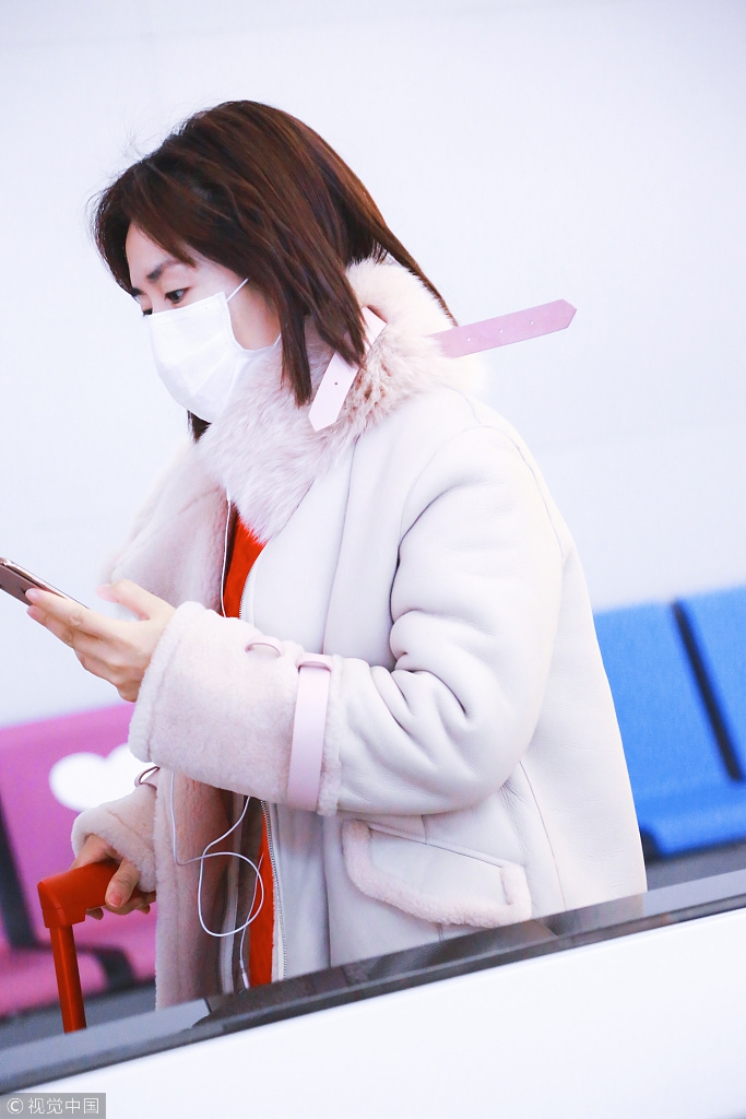 谢娜现身机场,步履匆匆一路紧盯手机