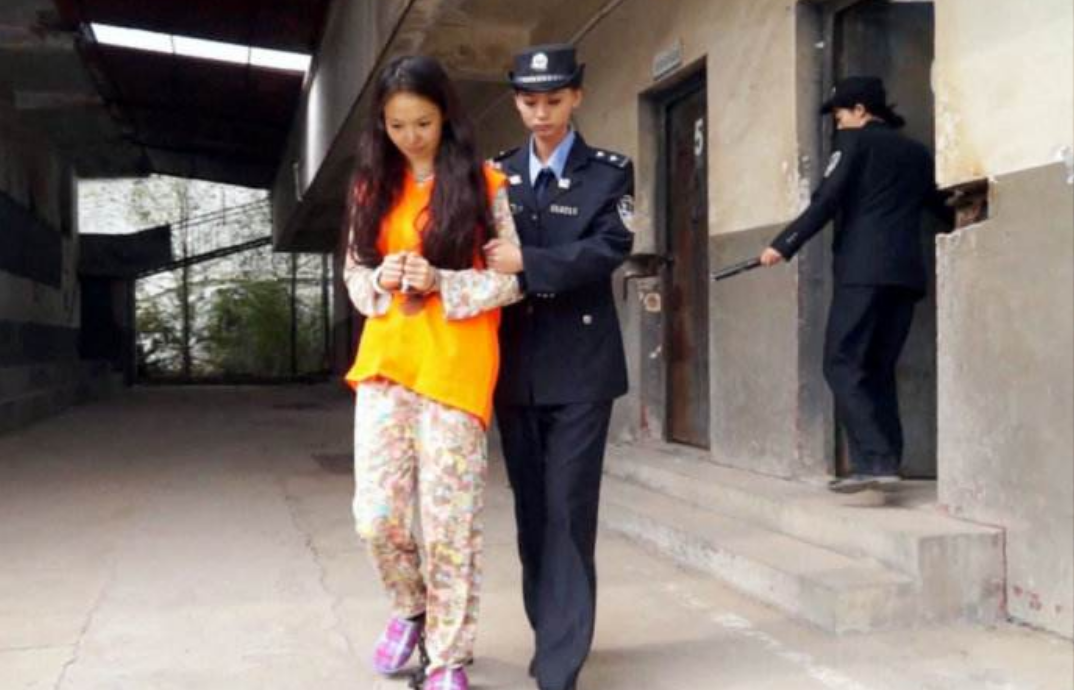 如果女犯人在被执行死刑前发现自己怀孕,这枪还会继续开下去吗?