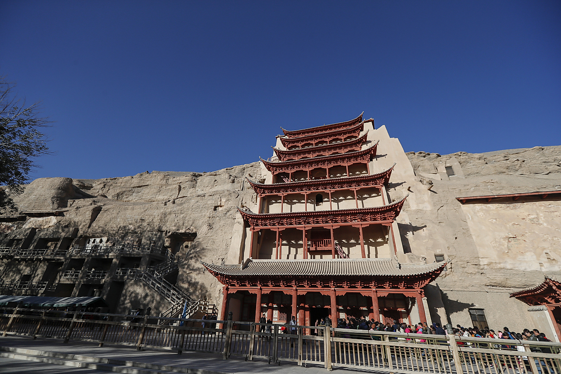 敦煌莫高窟是中国古代艺术宝库之一,位于甘肃省敦煌市境内,是世界上