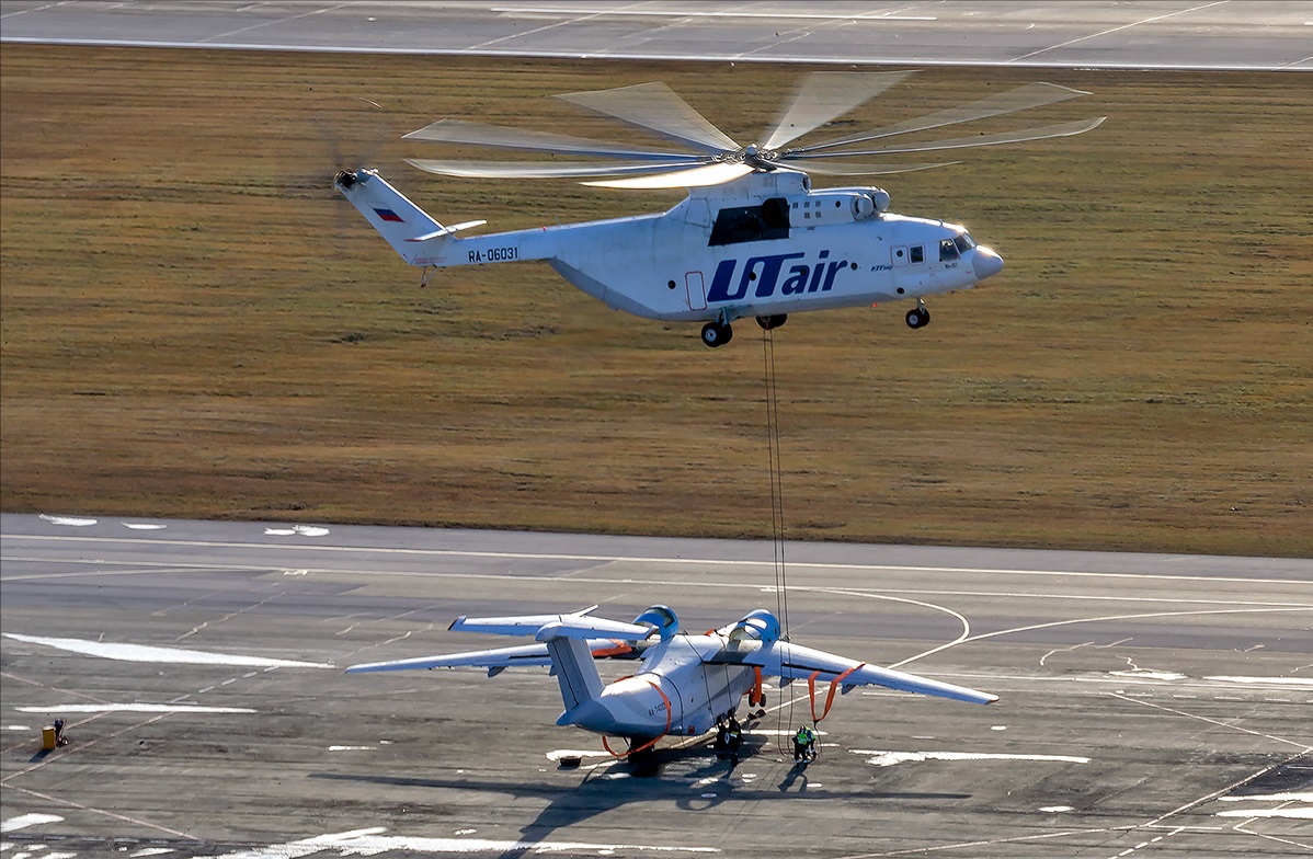 力拔山兮气盖世,米26吊运安74,18吨重的客机轻轻一提就起来